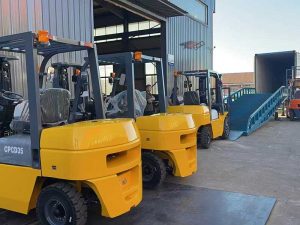 3.5ton-forklift-load-into-container