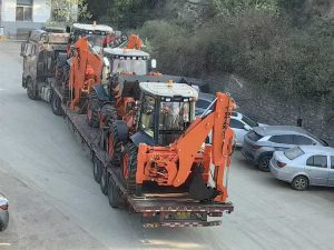 Orange-Color-Backhoe-for-shipment